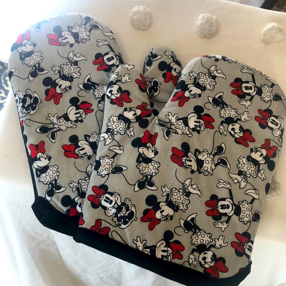 DISNEY MINNIE MOUSE oven mitts and pot holders.